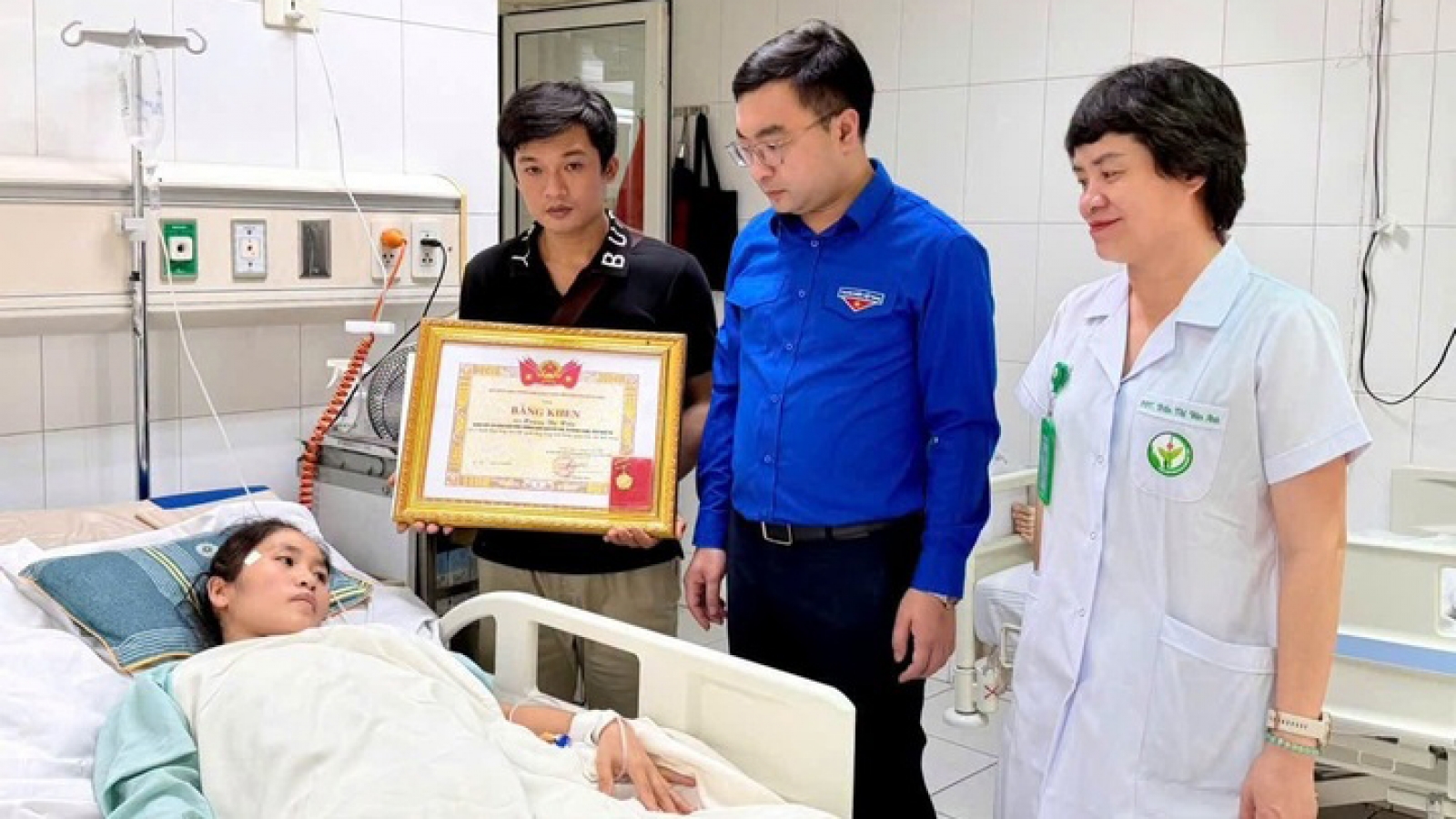 Cô giáo bị xe tải cán khi cứu học sinh được trao Huy hiệu 'Tuổi trẻ dũng cảm'