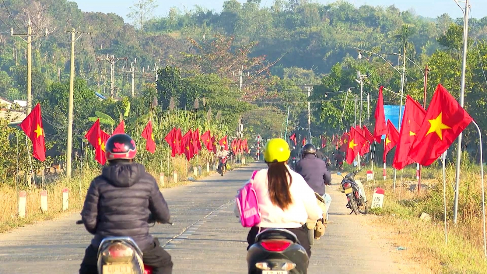 Sắc cờ Tổ quốc rực đỏ từ phố thị đến biên cương Lâm Đồng