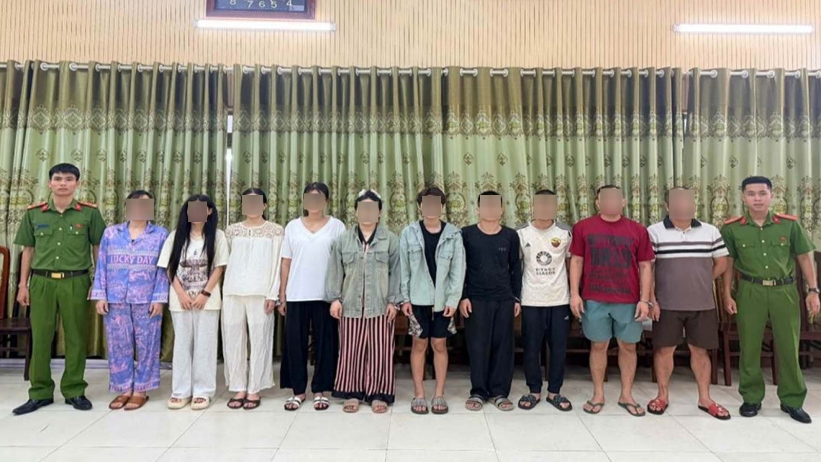 Công an Hà Nội xử lý 10 người liên quan đường dây sử dụng ma túy