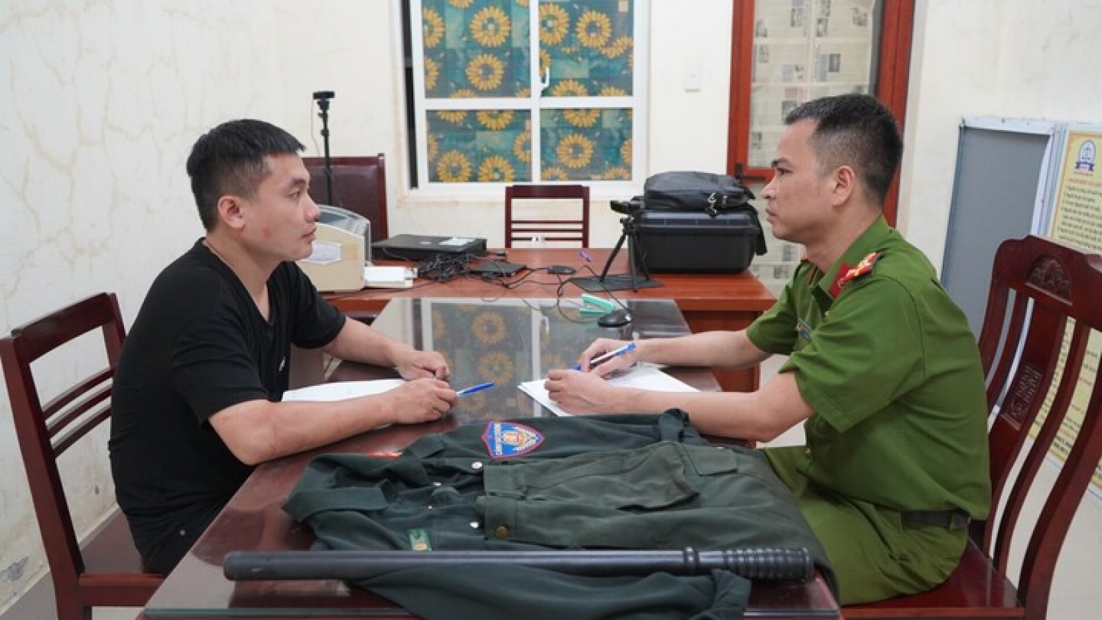 Bắt kẻ giả cảnh sát cơ động chặn xe vòi tiền, khiến người đi đường tử vong