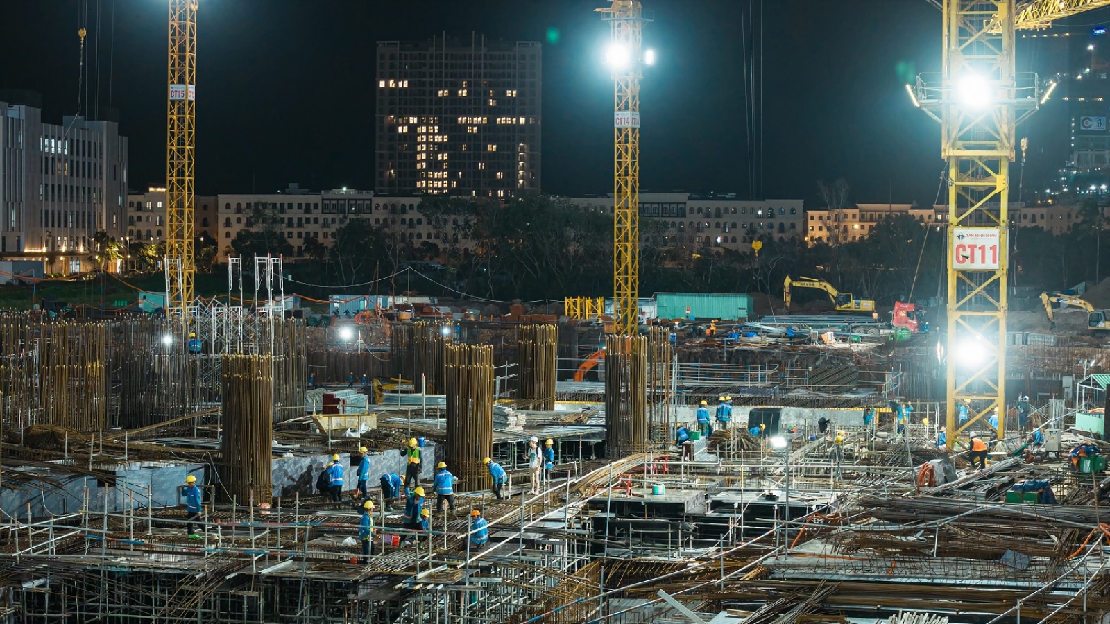 Hơn 15.500 kỹ sư, công nhân làm việc xuyên lễ trên đại công trường APEC 2027