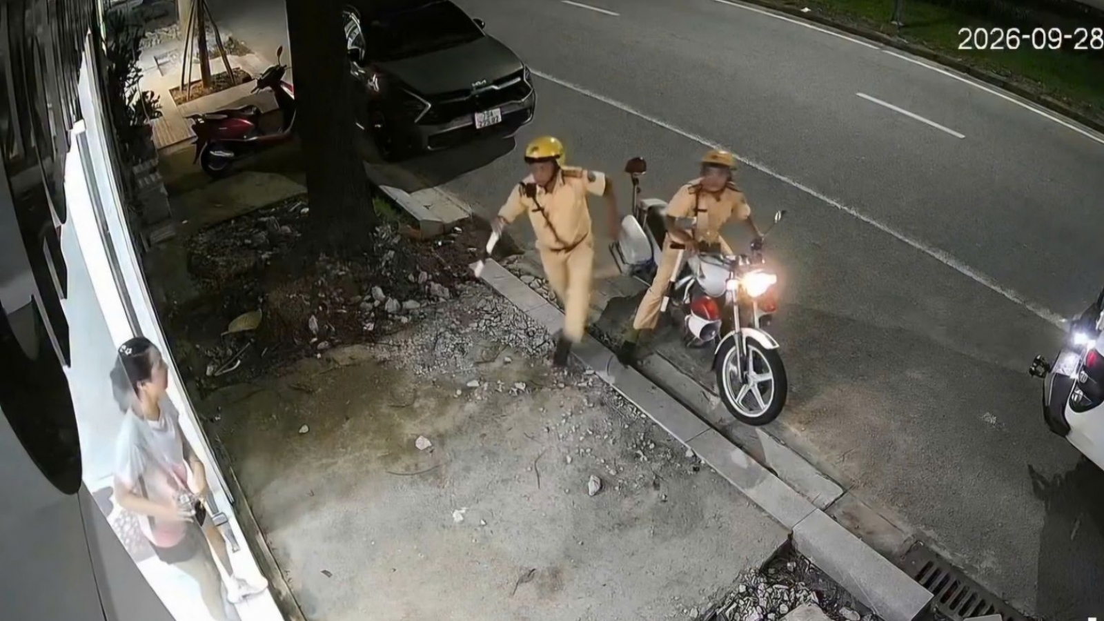 Khen thưởng 2 CSGT Huế kịp thời hỗ trợ cứu người có biểu hiện đột quỵ