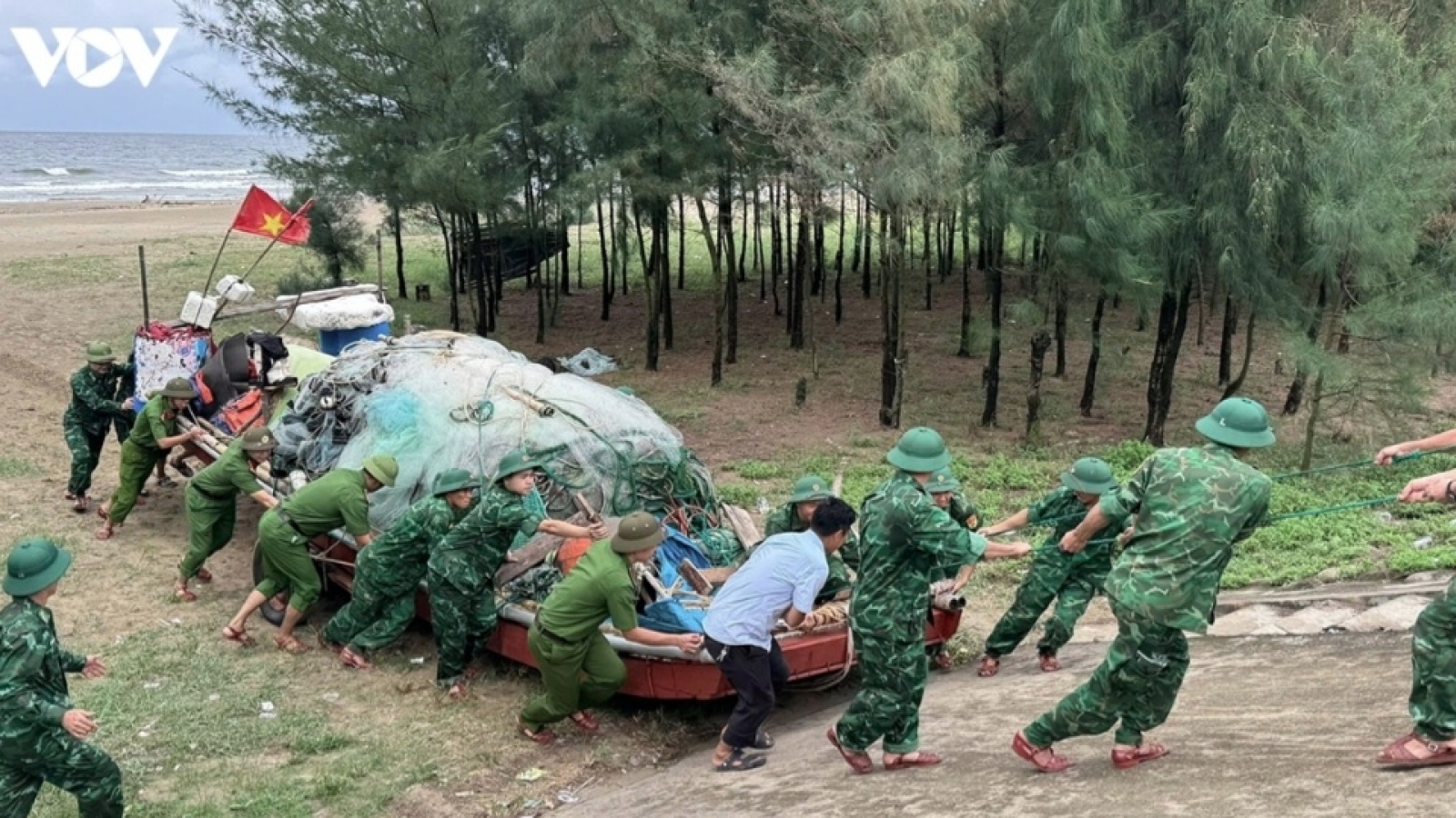 Quân đội chủ động ứng phó mưa lớn, lũ quét, sạt lở tại nhiều địa phương