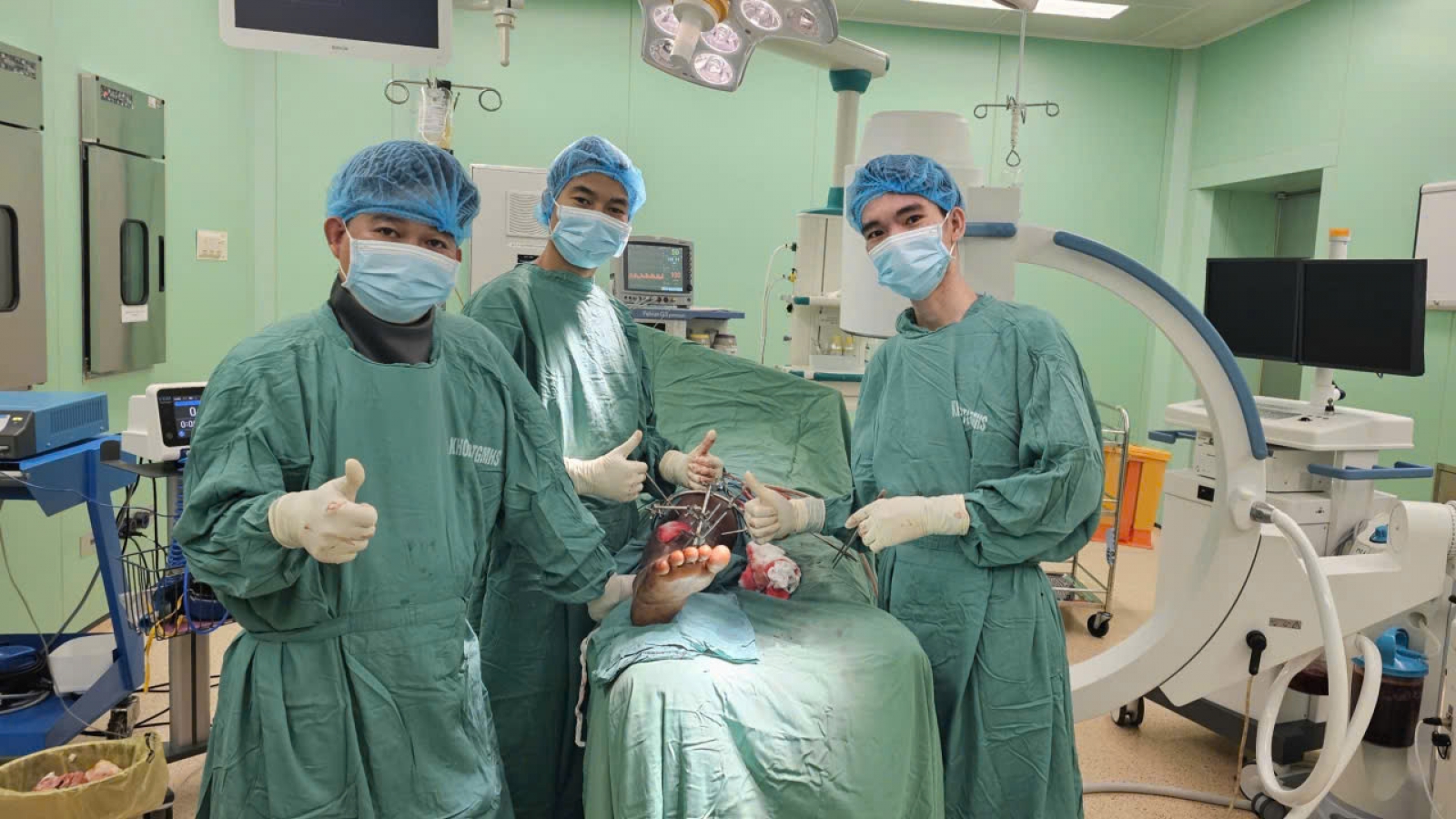 Ngư dân bị cáp tời cuốn nát chân được phẫu thuật nối kịp thời