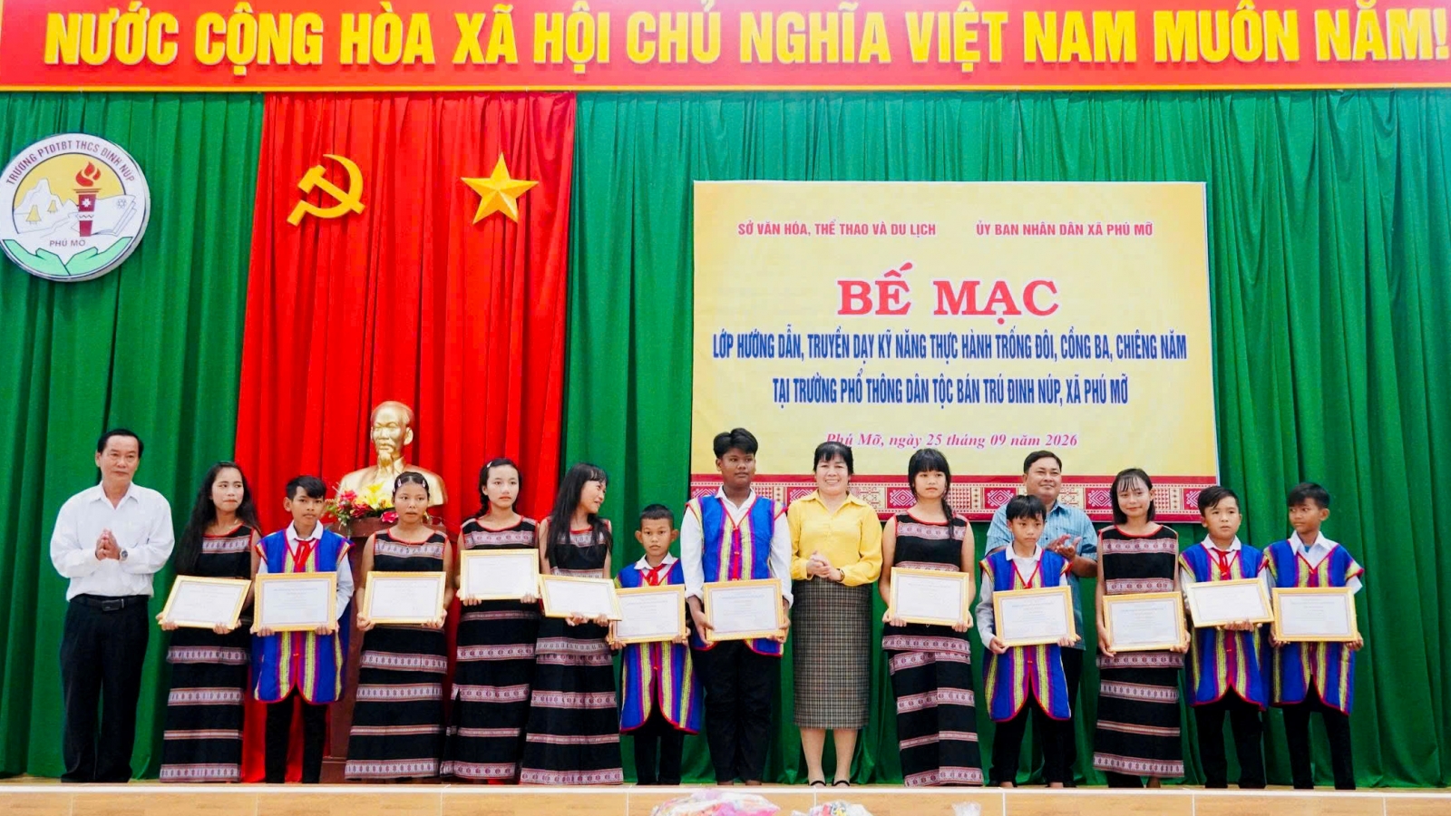 Bế giảng lớp truyền dạy trống đôi, cồng ba, chiêng năm tại Đắk Lắk