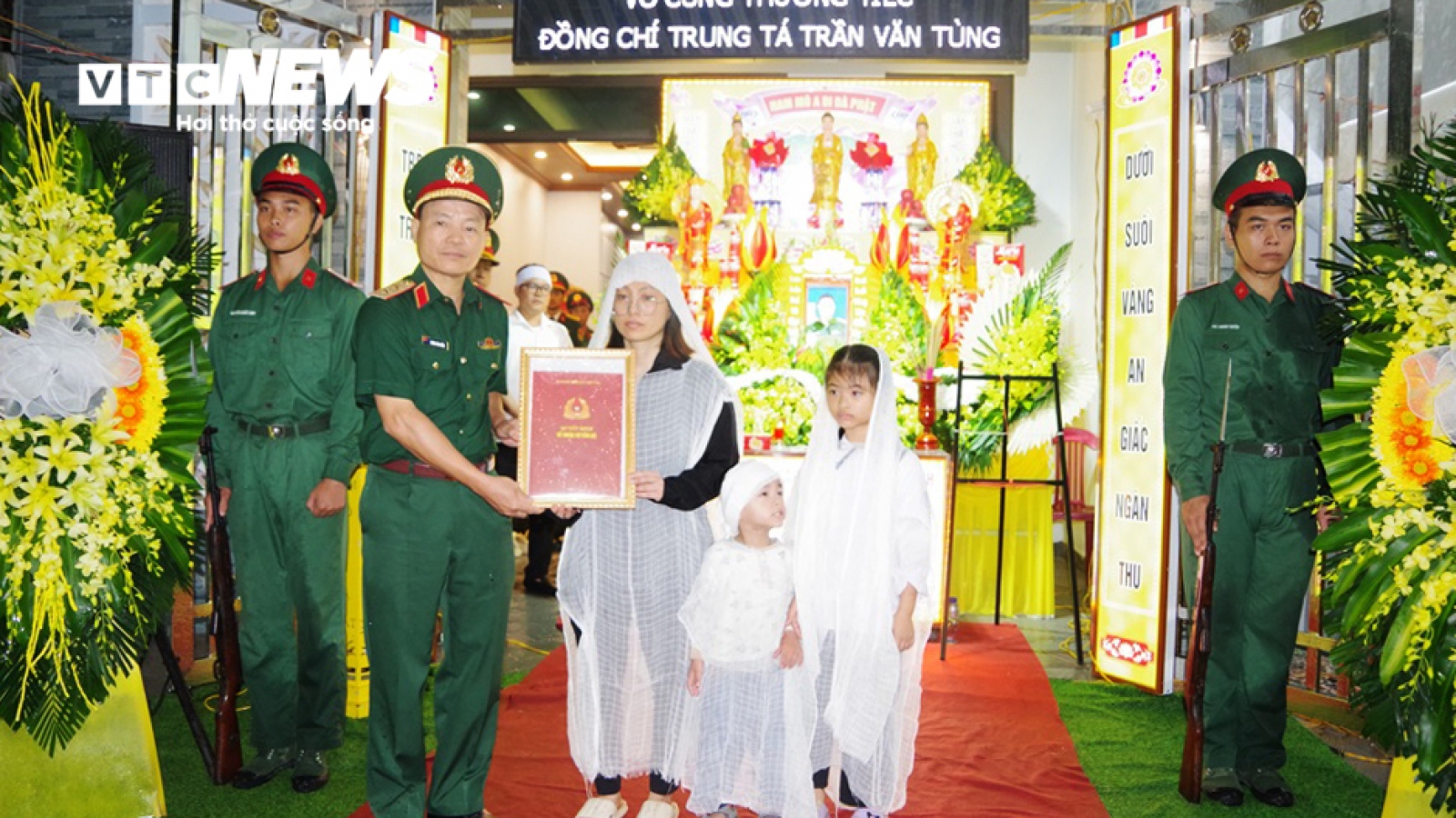 Truy tặng Huân chương dũng cảm đối với Trung tá Trần Văn Tùng