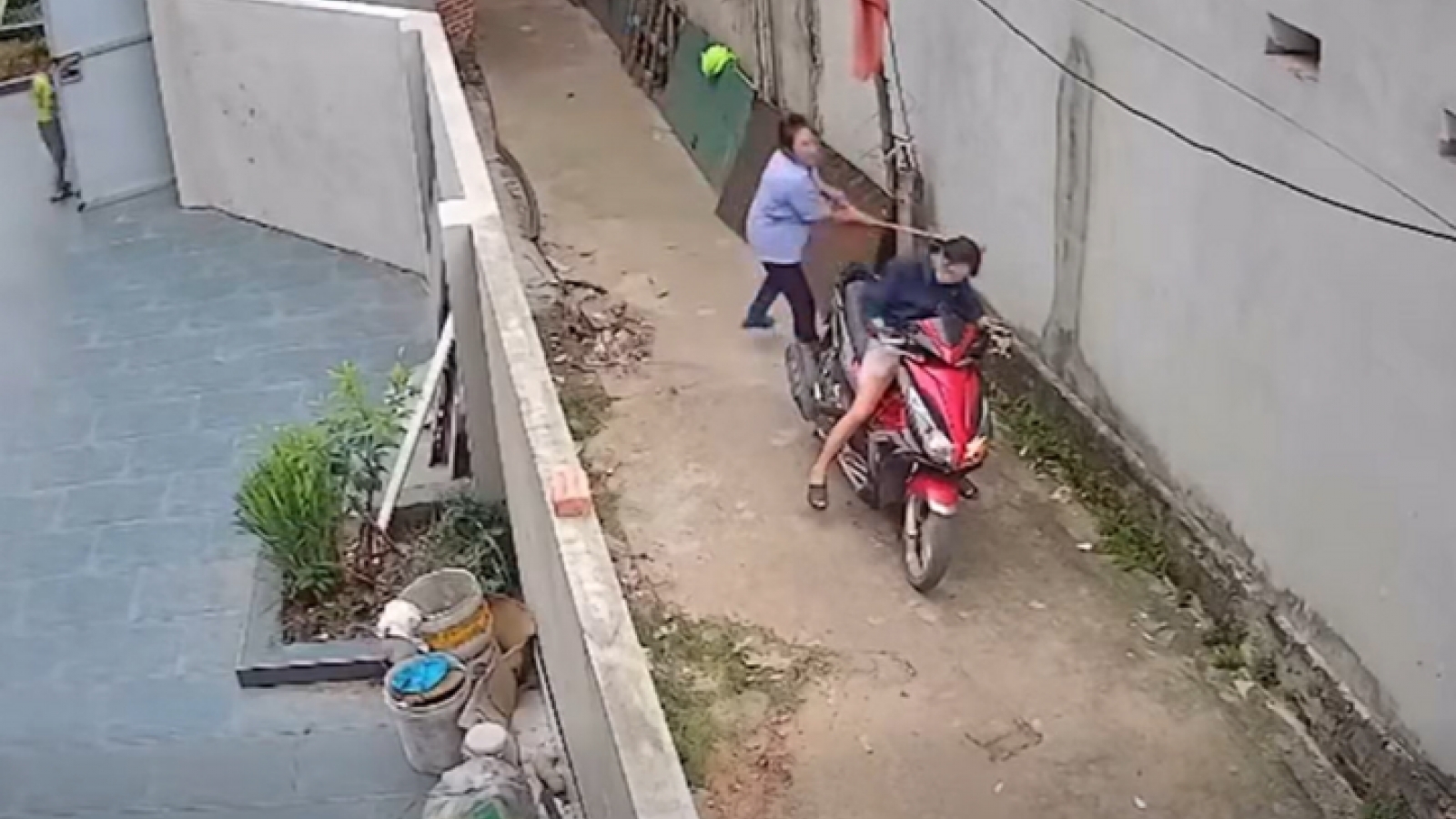 Đánh hàng xóm đến loạng choạng, còn thách thức "tao thần kinh đấy"