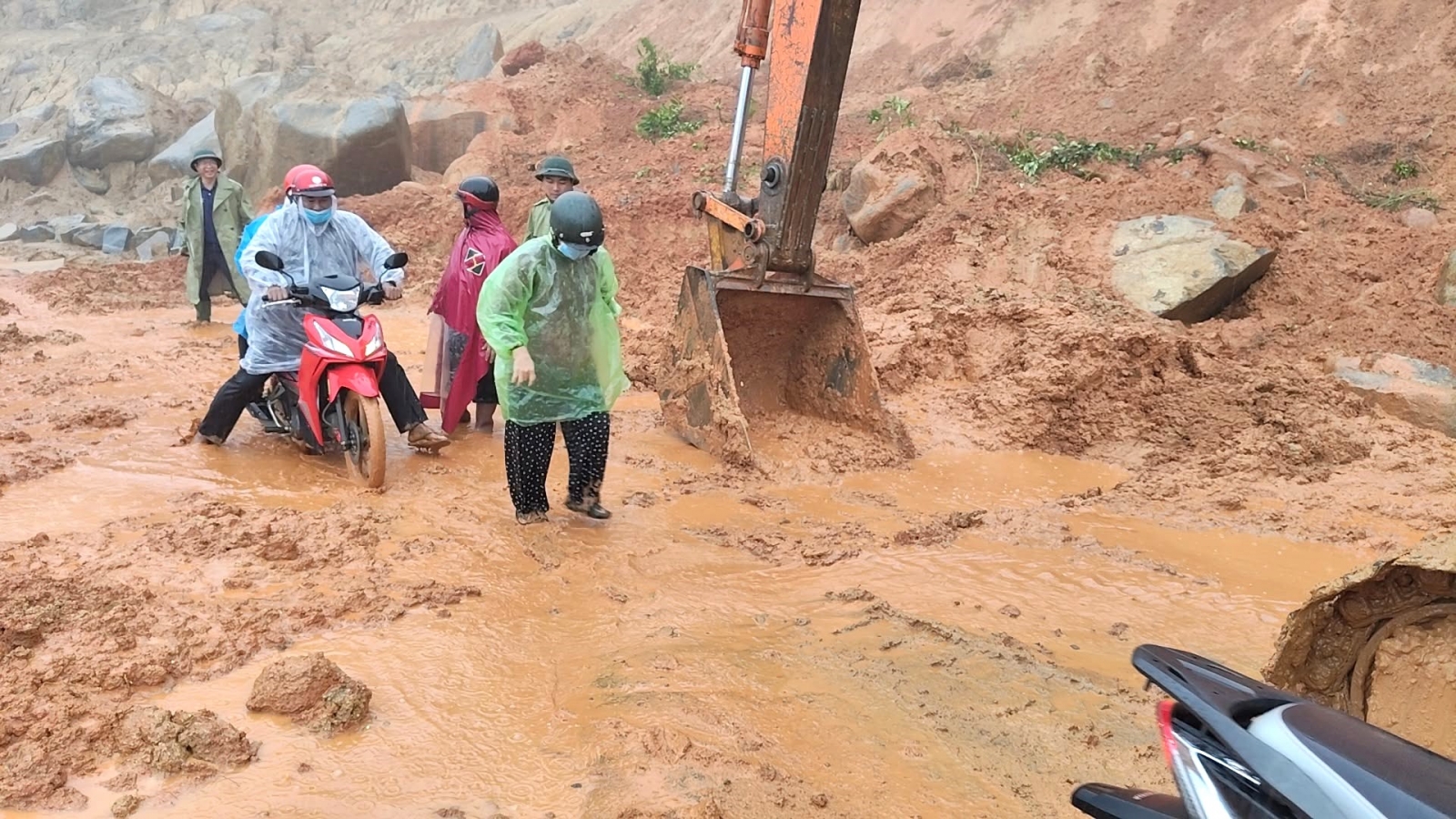 Đèo Gia Bắc trên QL28 đã thông nhưng cấm phương tiện qua lại