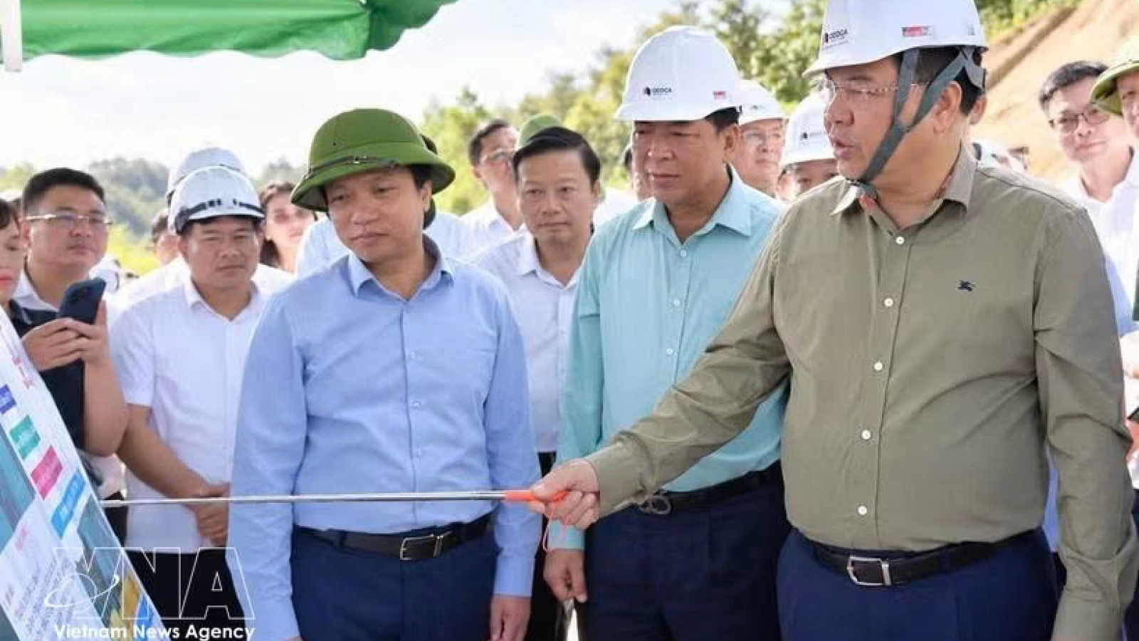 Deputy PM Pham Gia Tuc urges faster progress on two northern expressway projects