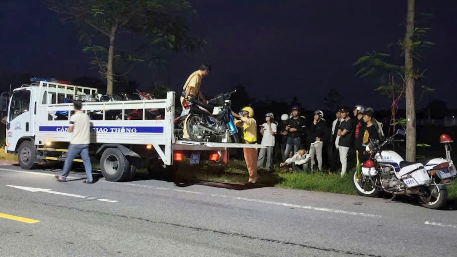 Ngăn chặn kịp thời nhóm thanh niên tụ tập "đi bão" ven biển Ba Động, Vĩnh Long