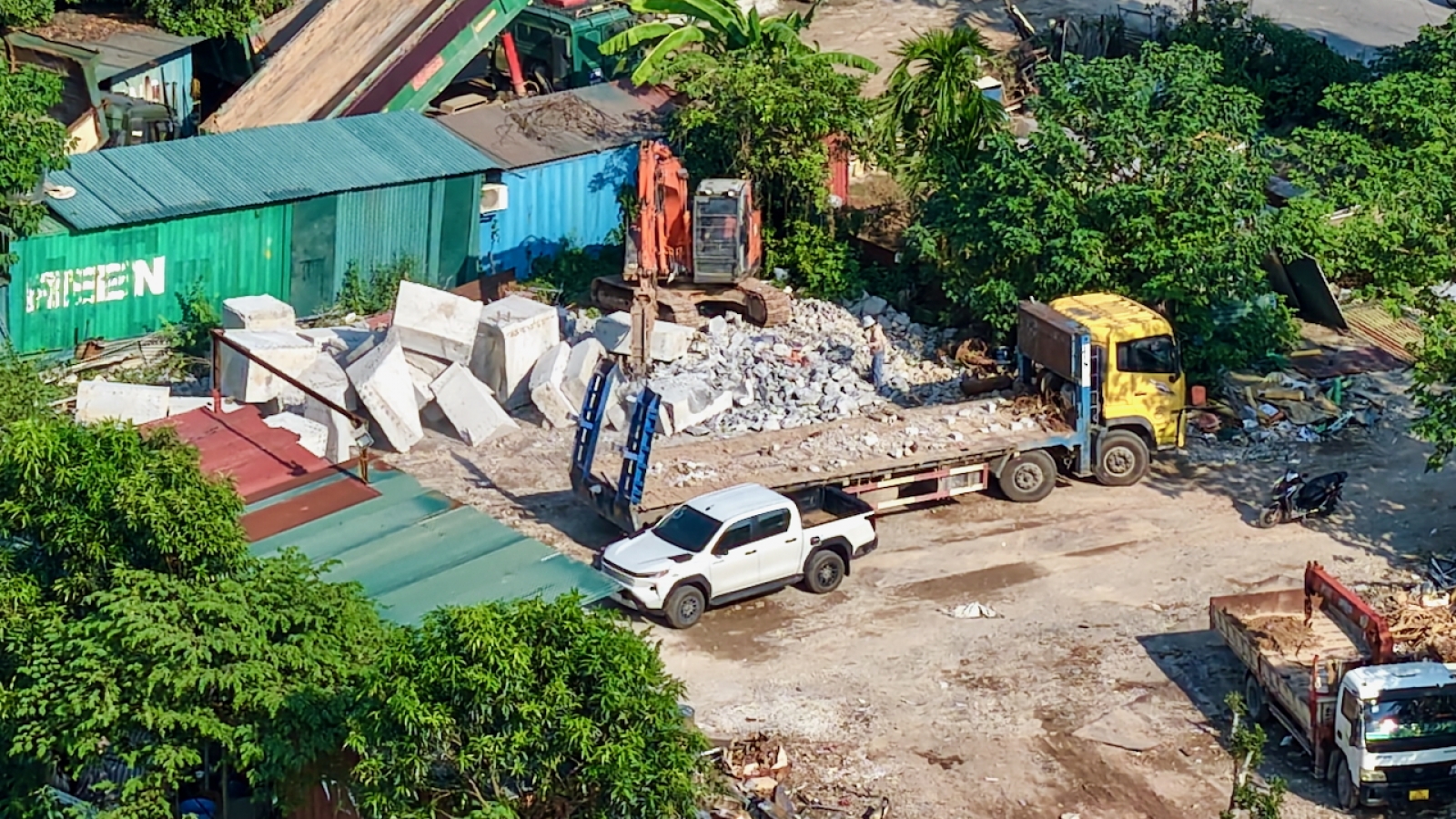 Bãi “xẻ thịt” bê tông trên đất nông nghiệp, sát trường học ở Hà Nội