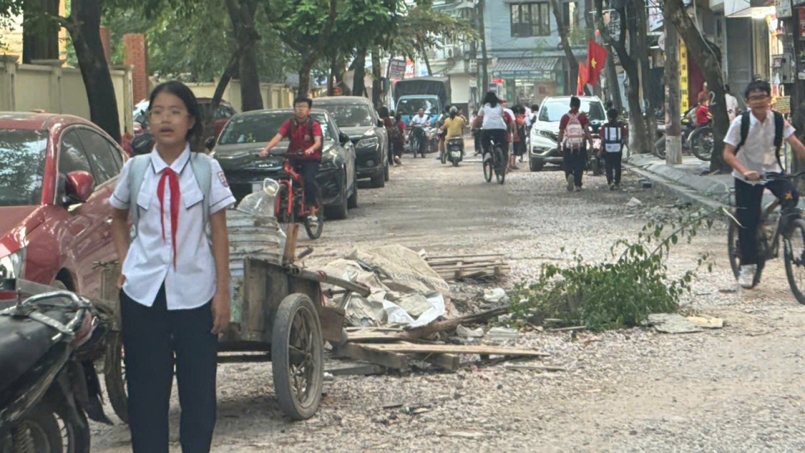 Thi công đường ở Khu đô thị Đền Lừ (Hà Nội) gây mất an toàn, người dân bức xúc