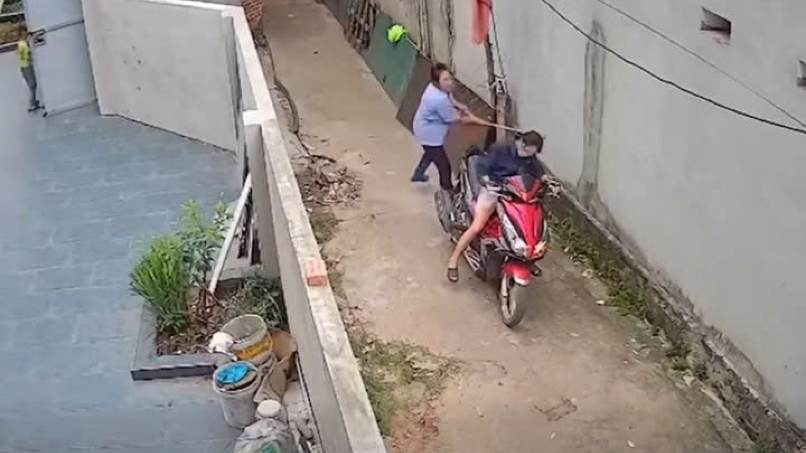 Nóng 24h: Tự xưng "bị thần kinh" để cầm chổi đánh hàng xóm