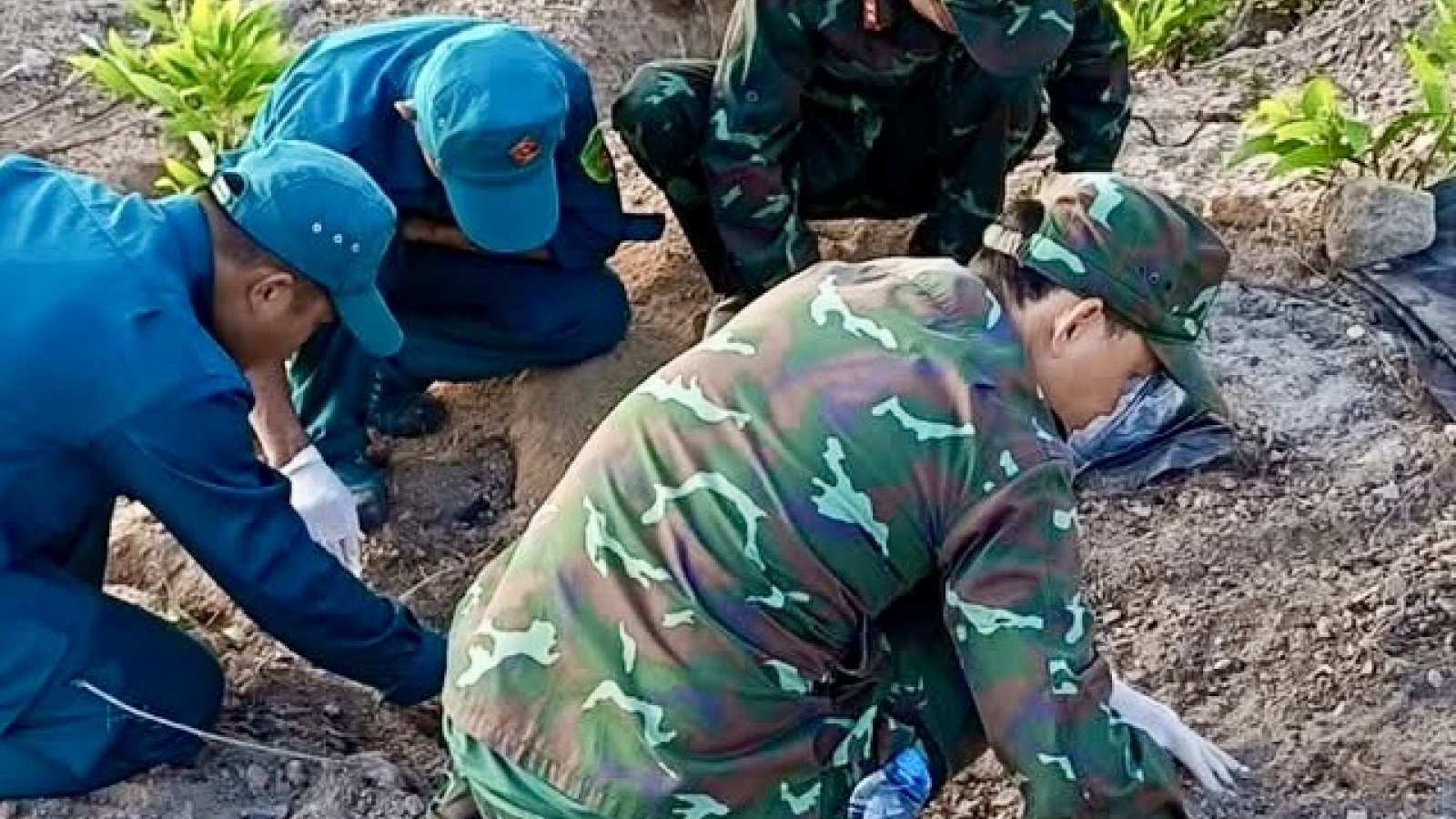 Phát hiện hài cốt liệt sĩ khi múc đất trồng keo trên núi