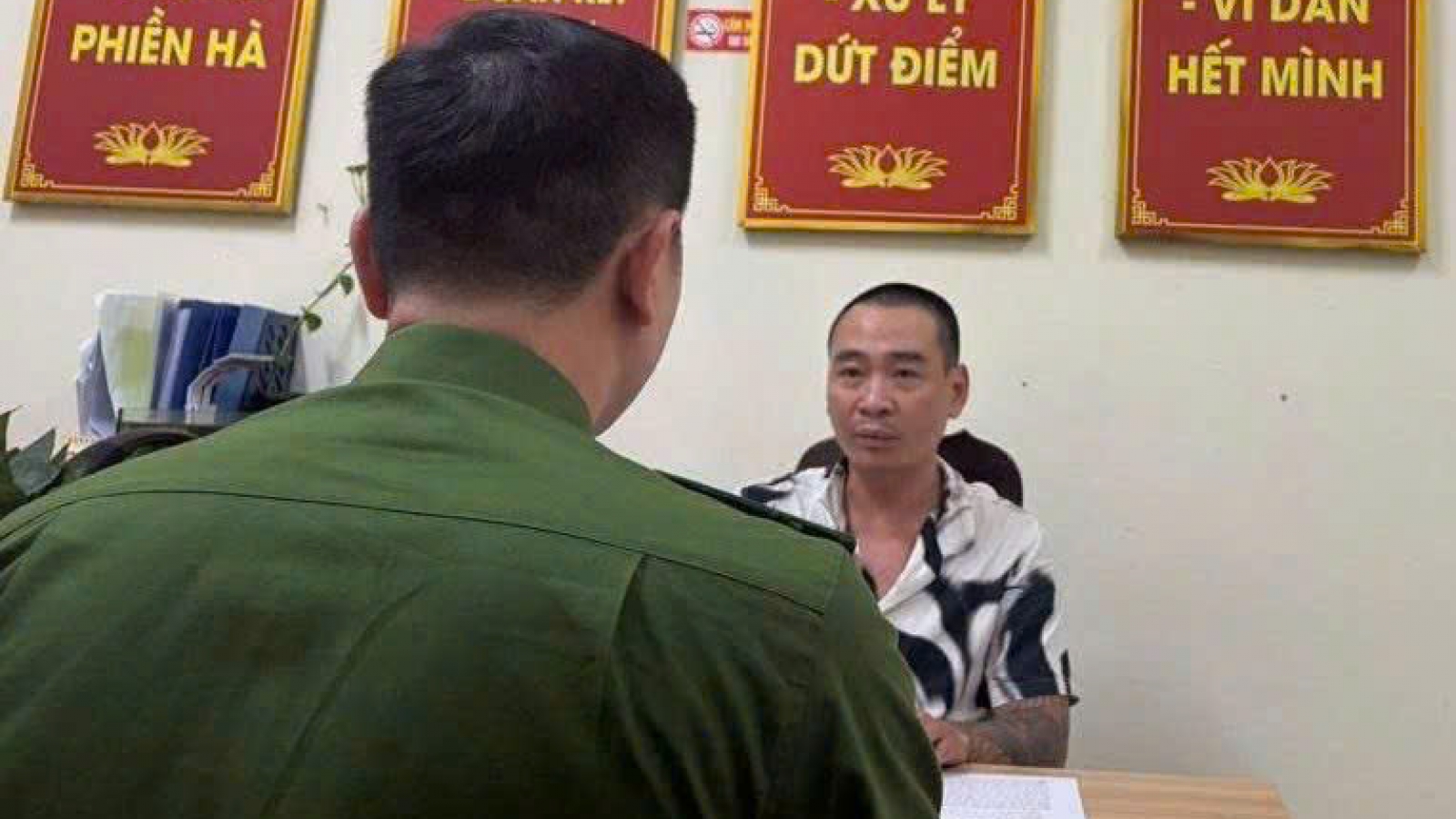 Tạm giữ hình sự đối tượng say xỉn, đập nát hai gương xe ô tô tại Hà Nội