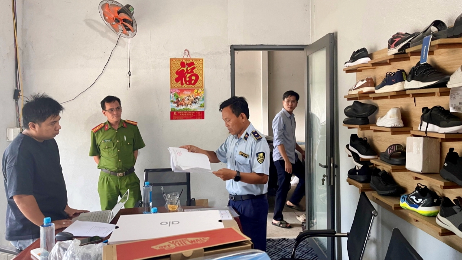Tạm giữ hơn 40.000 sản phẩm xâm phạm quyền sở hữu trí tuệ tại TP HCM