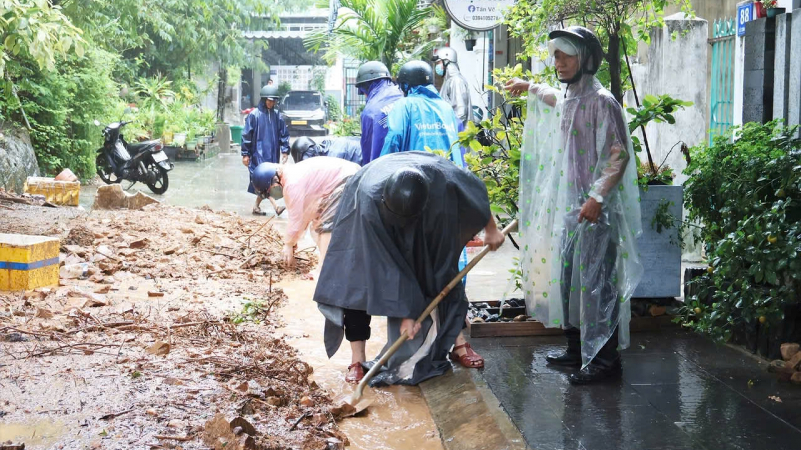Mưa lớn, đất đá sạt xuống khu dân cư phía Đông tỉnh Gia Lai