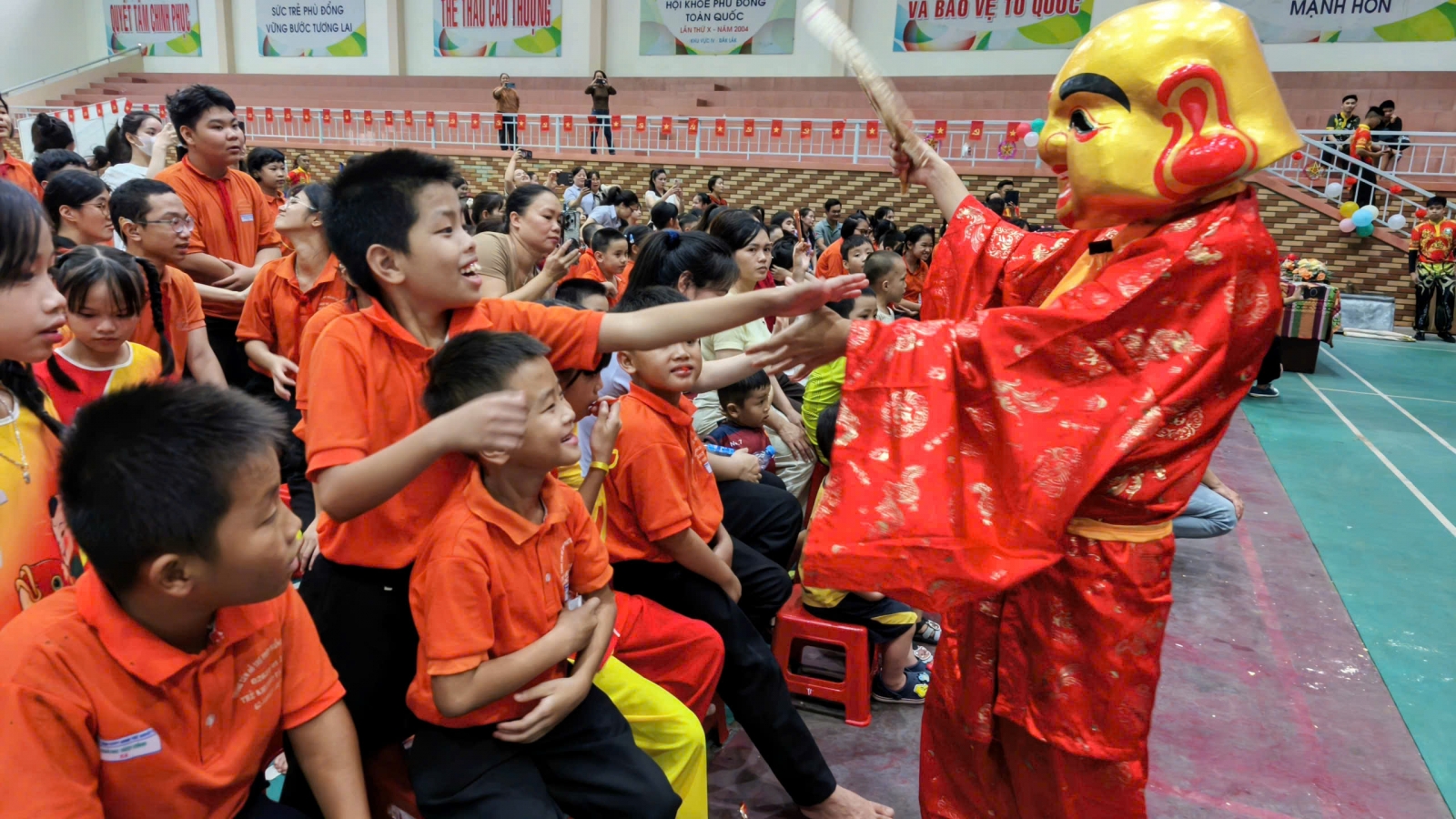 Chắp cánh niềm vui Trung thu cho trẻ khuyết tật tại Đắk Lắk