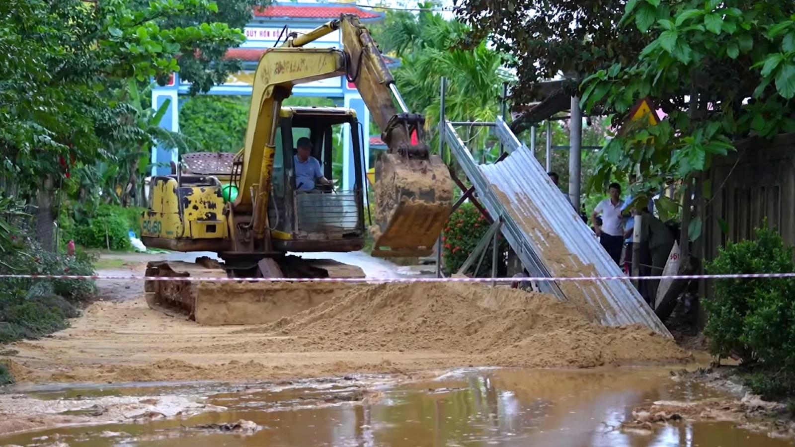 Dùng 100 mét khối cát để lấp hố sụt sâu 17,6m tại tỉnh Quảng Trị