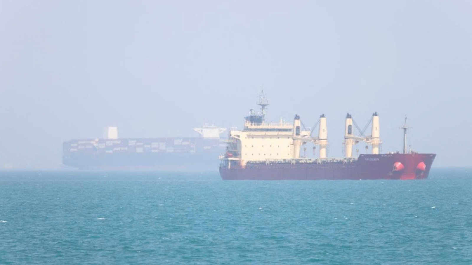 Iran tuyên bố tấn công 6 tàu tại eo Hormuz