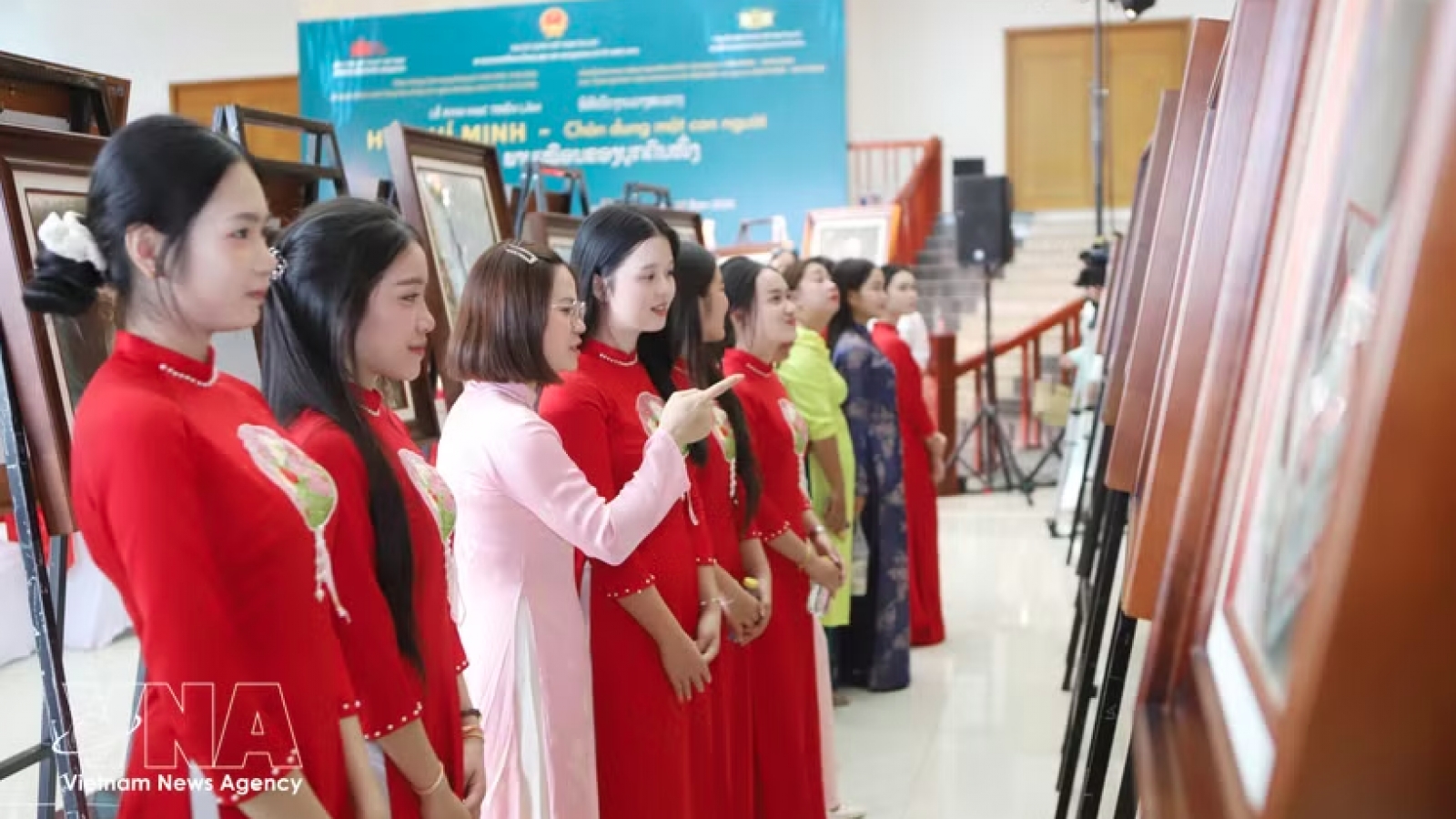 Vietnamese in Laos, Singapore honour President Ho Chi Minh on National Day
