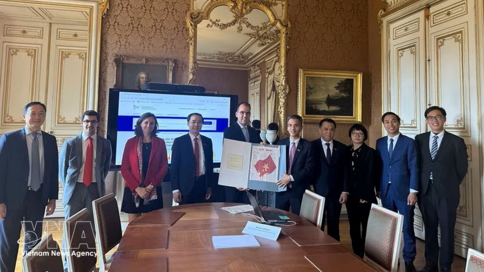 France hands over archival documents on President Ho Chi Minh to Vietnam