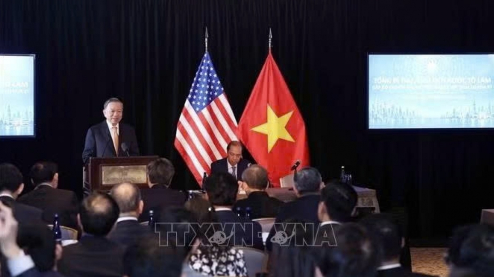 Top leader meets Vietnamese experts and intellectuals in US