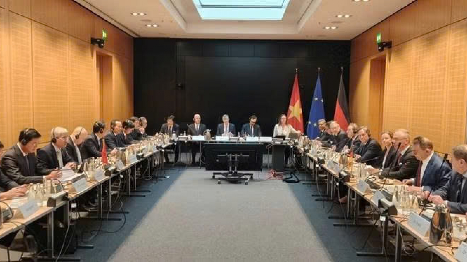 Vietnam, Germany explore cooperation in high-speed railway technology transfer