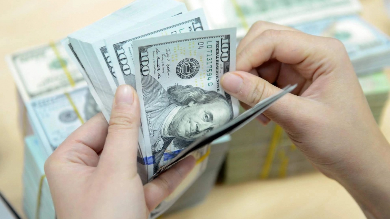Tỷ giá trung tâm lập đỉnh mới, thị trường chờ quyết định của Fed