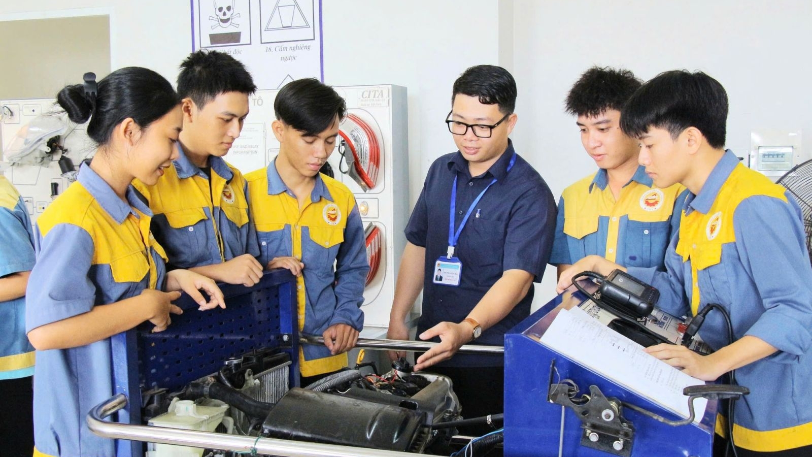 Tuyển sinh nghề: Trường được tuyển vượt 20%, dùng VNeID đối chiếu hồ sơ