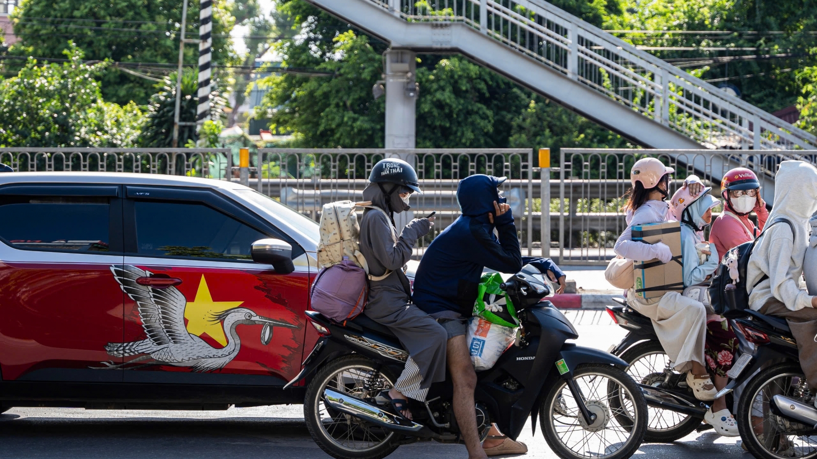 Hết nghỉ lễ 2/9, người dân mệt mỏi vì nắng nóng trên đường trở lại Hà Nội