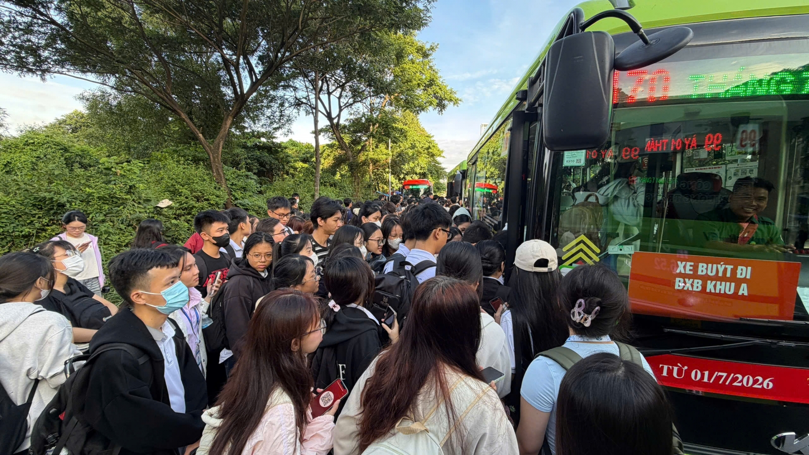 Sinh viên ĐHQG TP.HCM đã bớt chen chúc chờ xe buýt