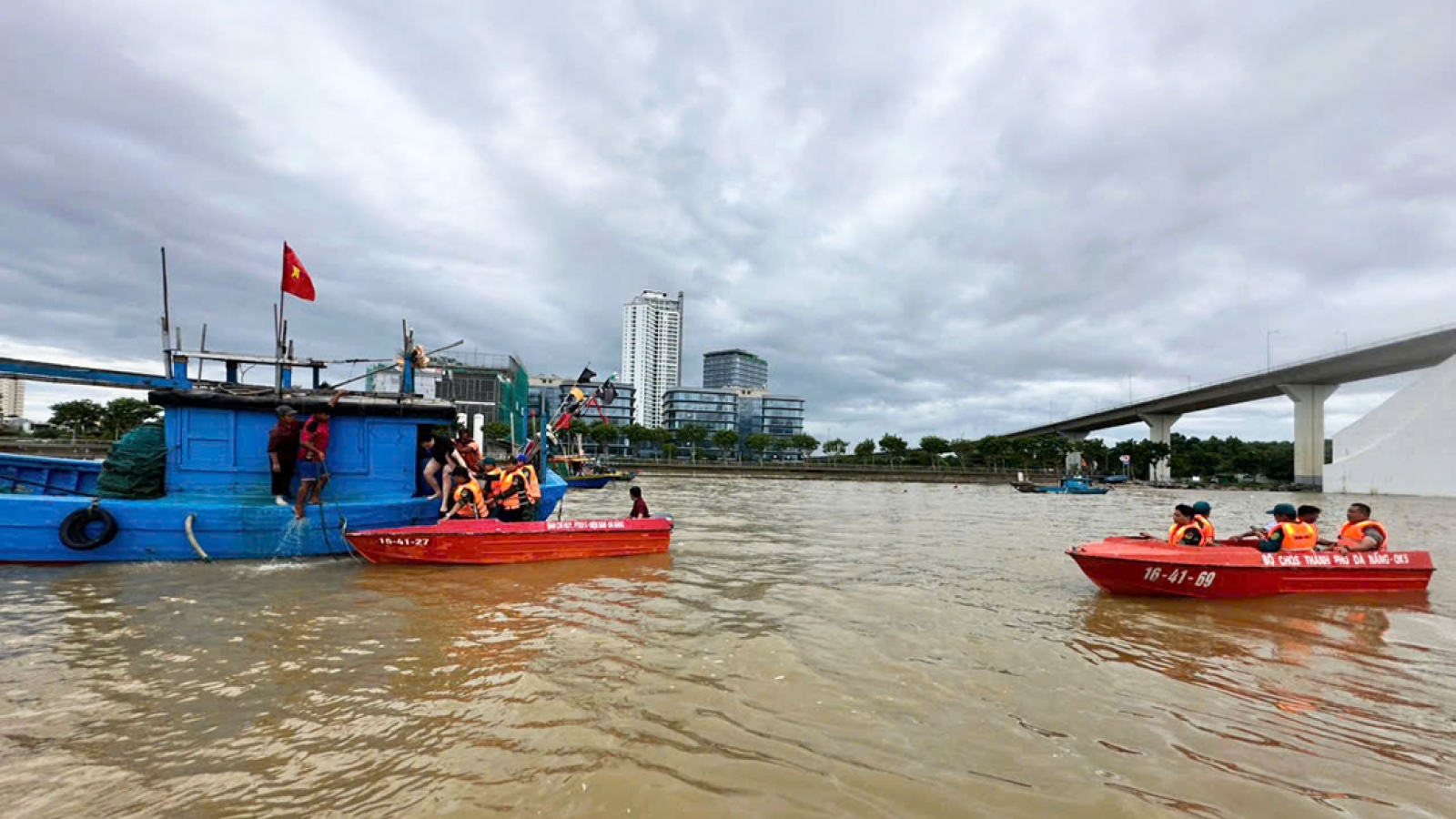 Kịp thời cứu thanh niên đuối nước trên sông Hàn