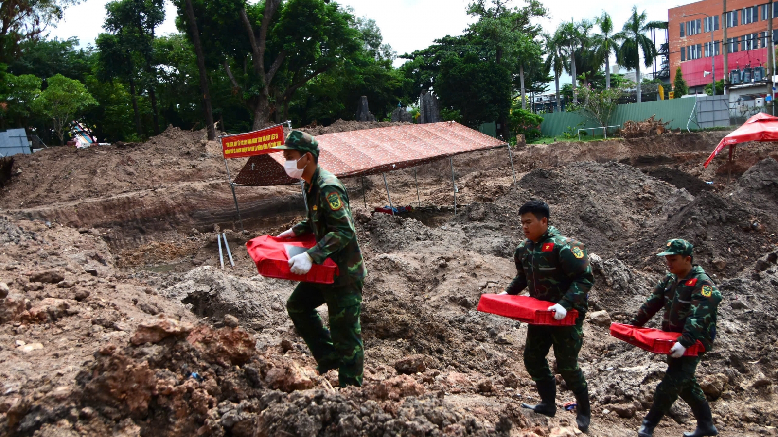 Phát hiện thêm 11 hài cốt, 5 di vật tại Công viên Lê Thị Riêng