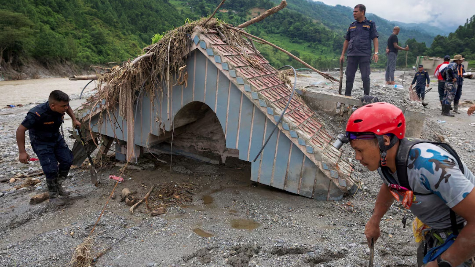 Người phụ nữ Nepal được tìm thấy sống sót thần kỳ sau khi gia đình đã làm tang lễ