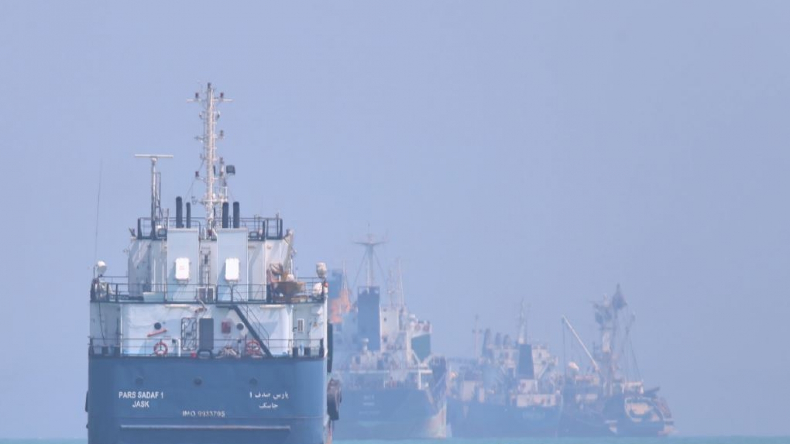 Oman và Iraq cấm bay với Iran, Italy hối thúc mở lại eo Hormuz