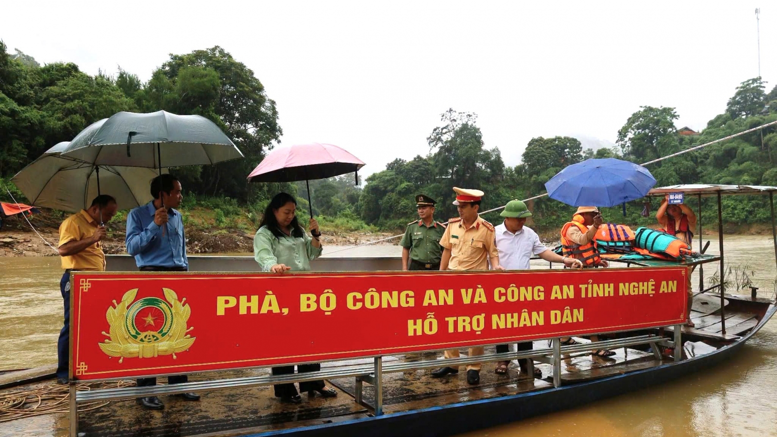Bộ Công an tặng phà cho người dân xã miền núi Nghệ An sau khi cầu bị lũ cuốn trôi