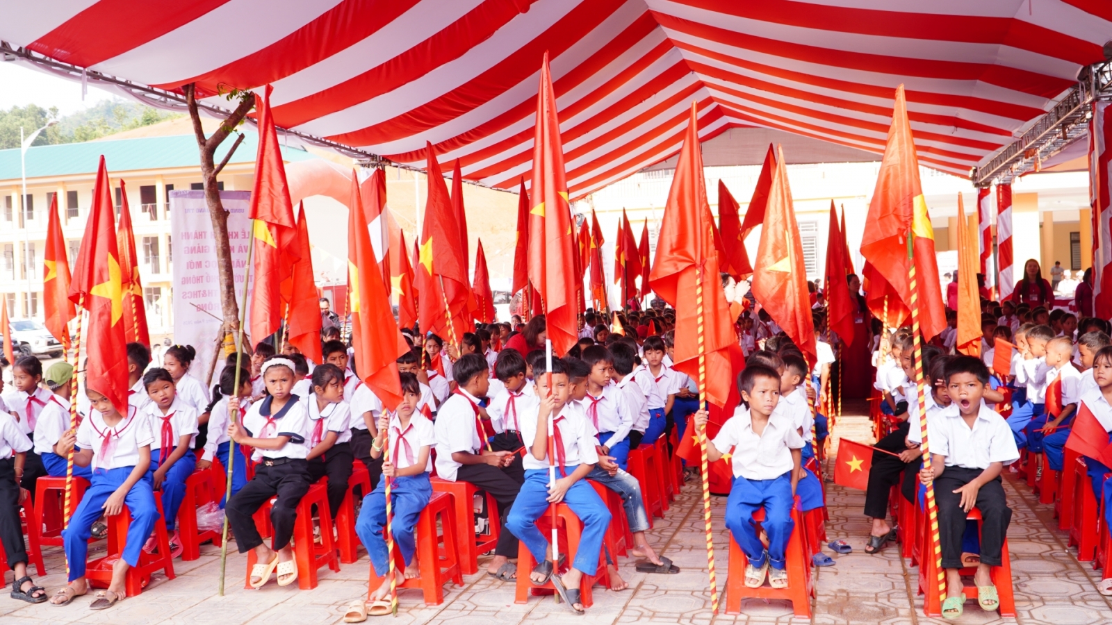 Rộn ràng khai giảng năm học mới ở miền Trung