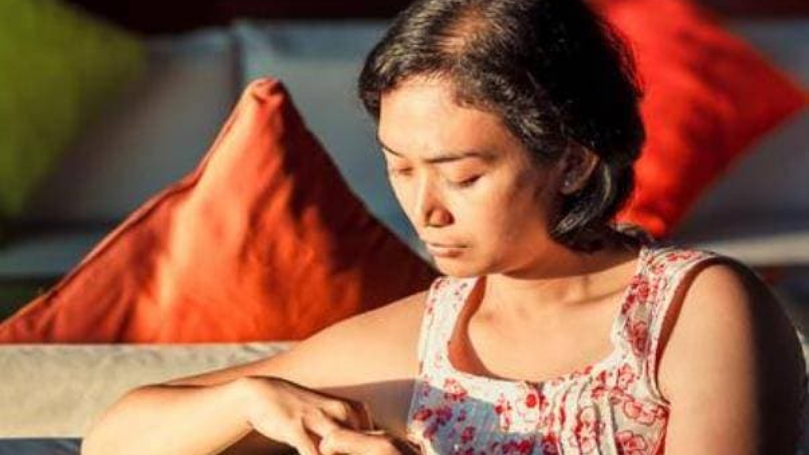 Gần 40 năm làm vợ, tôi phát hiện chồng cặp bồ với người phụ nữ hơn tuổi