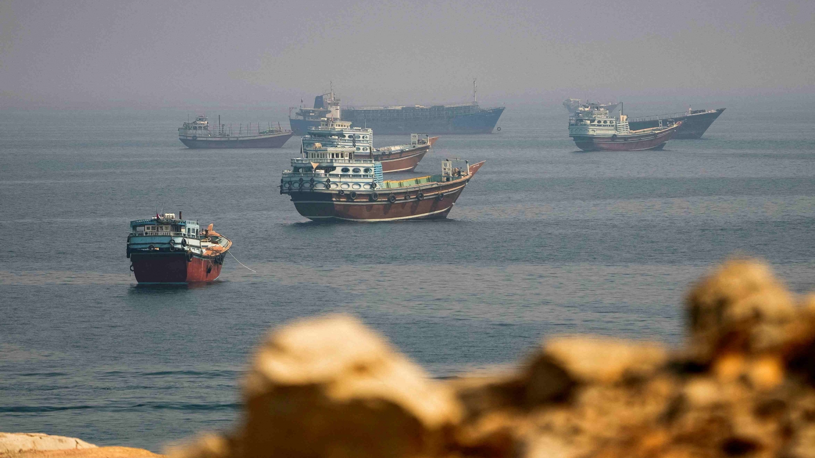 Số tàu hàng qua Hormuz tiếp tục giảm; Iran gây hư hỏng nhiều máy bay Mỹ tại Jordan