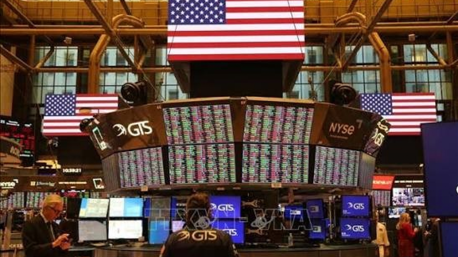 Chứng khoán Mỹ giảm khi giá dầu vượt 100 USD/thùng