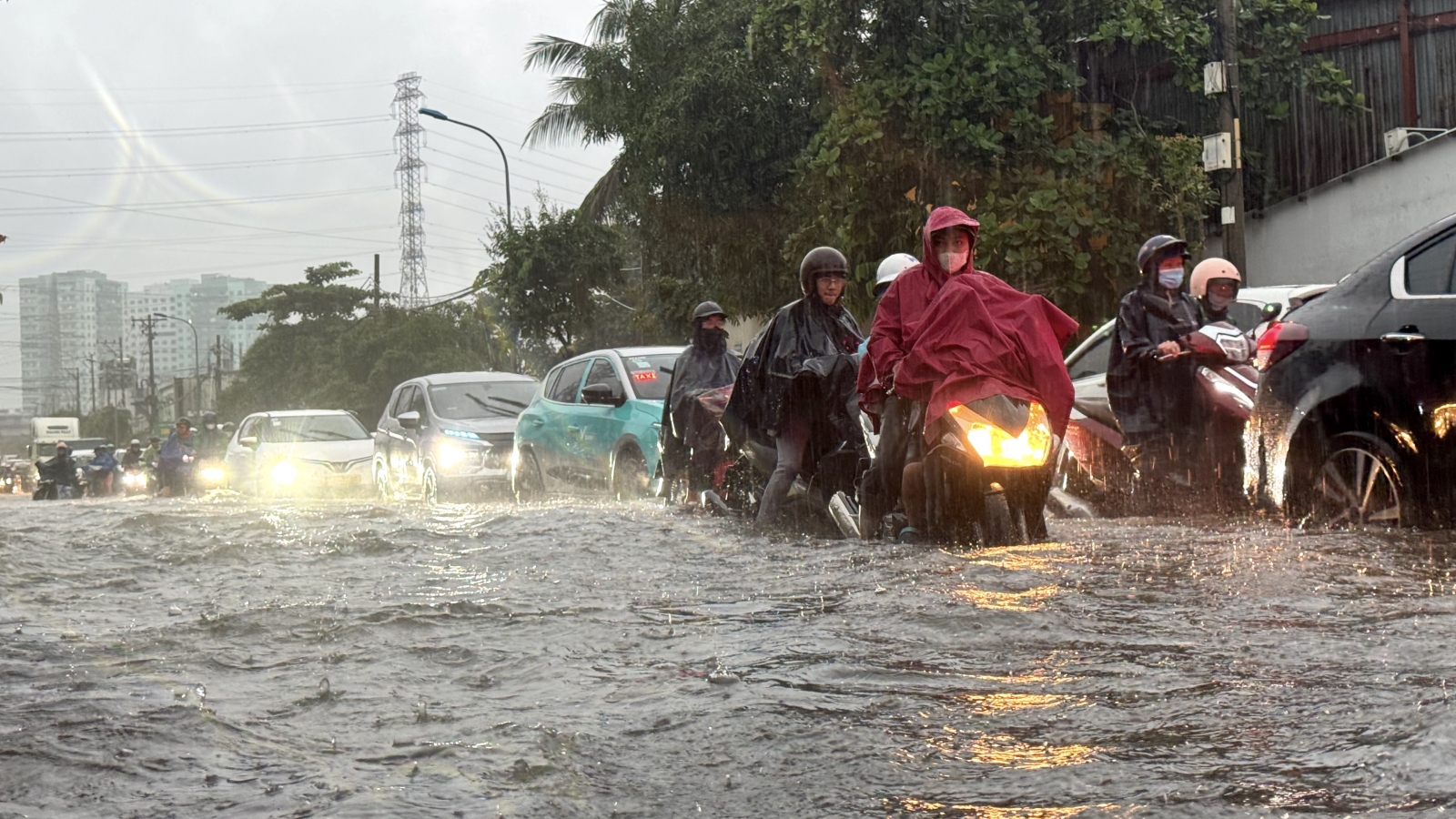 Mưa như trút nước ở TP.HCM, nhiều xe chết máy giữa đường phố ngập nặng
