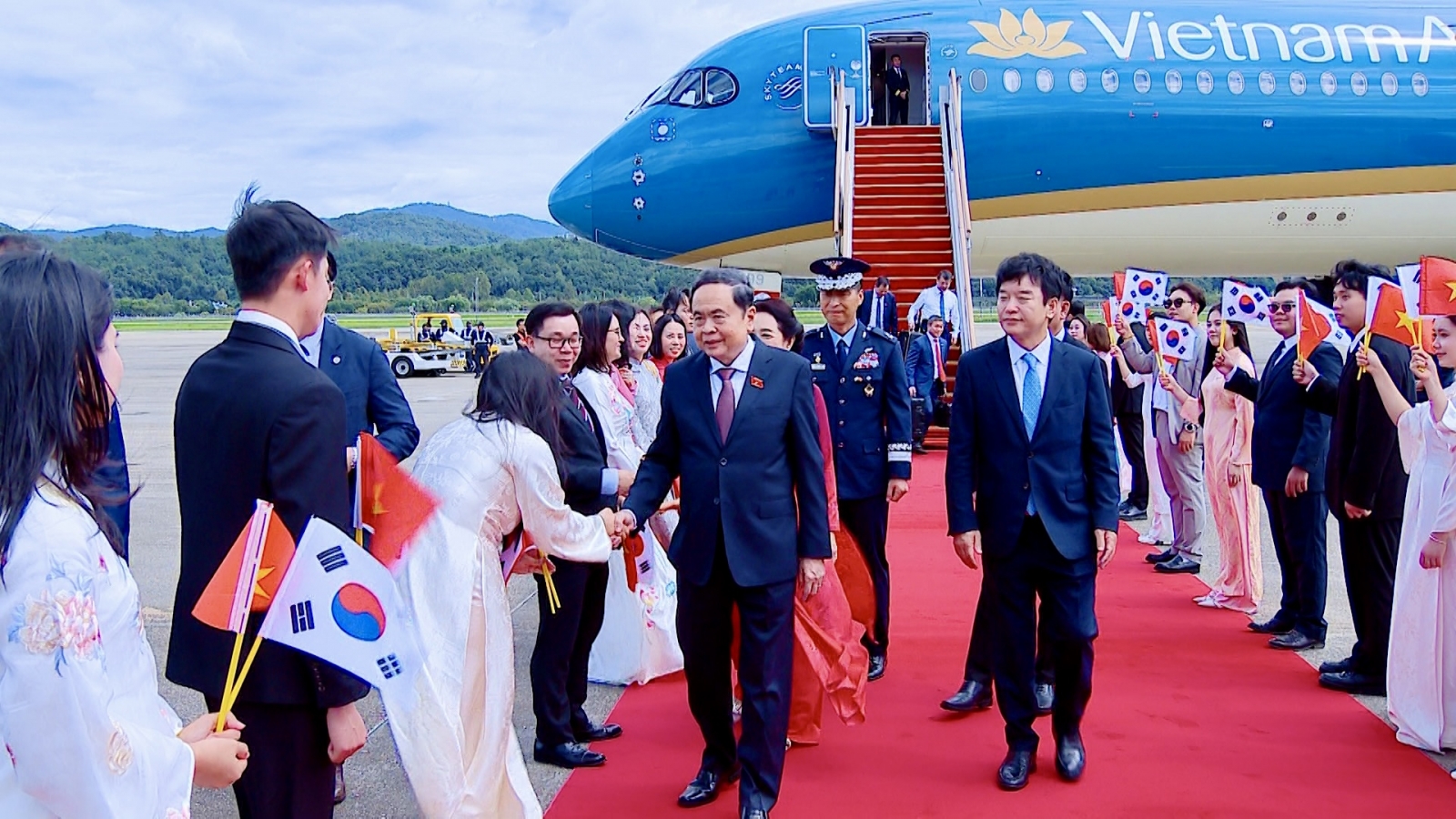 Chủ tịch Quốc hội và Phu nhân đến Seoul, bắt đầu thăm chính thức Hàn Quốc