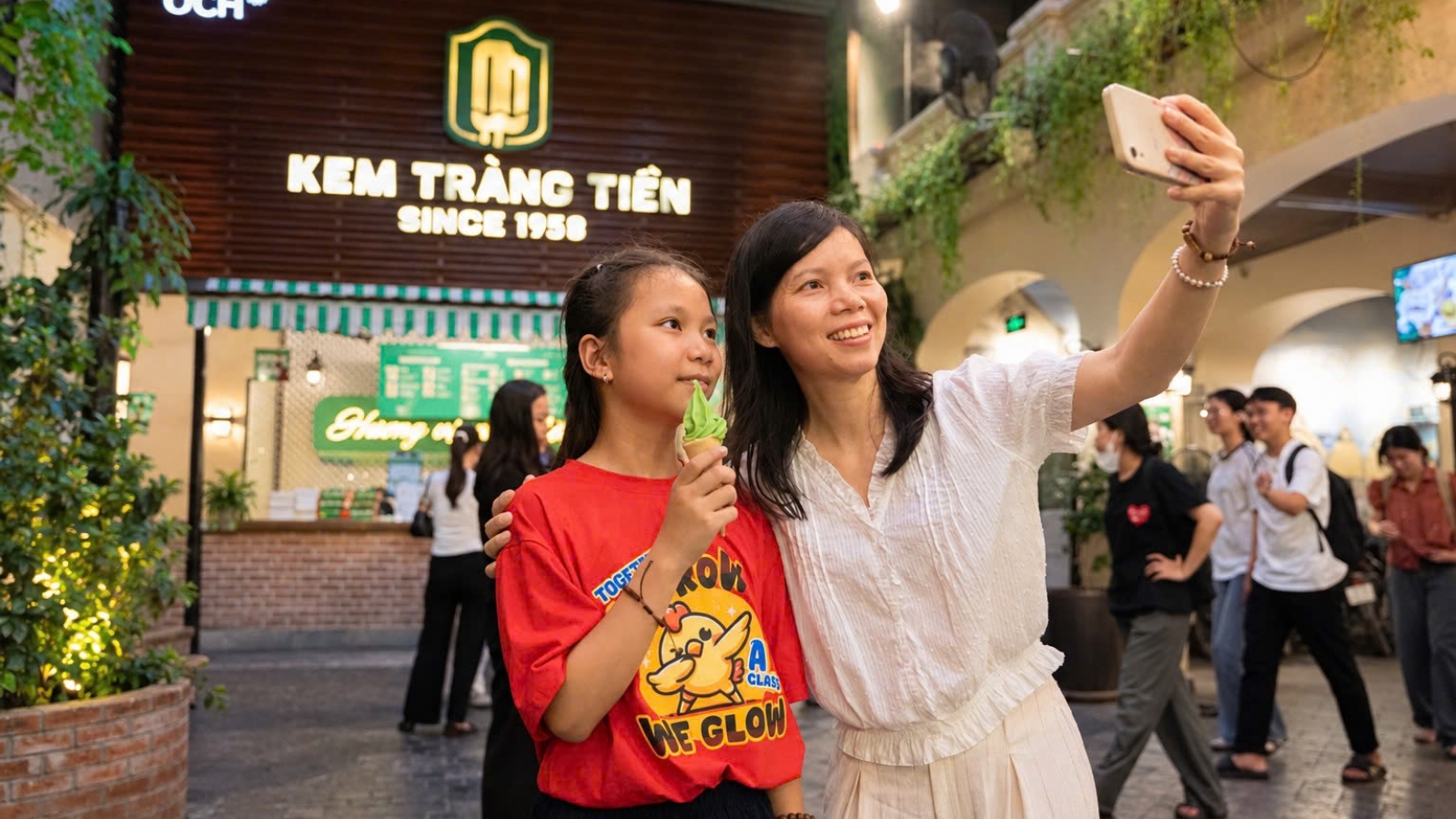 Người Hà Nội tiếc nuối trước khi kem 35 Tràng Tiền sẽ dừng bán