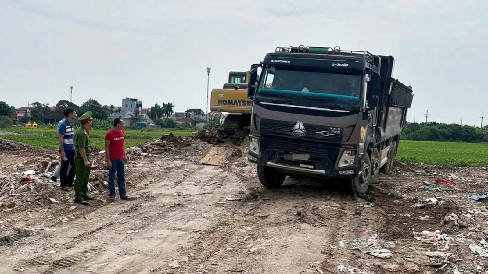 Khởi tố giám đốc tổ chức đổ trái phép hơn 4.500 tấn chất thải ở Hà Nội
