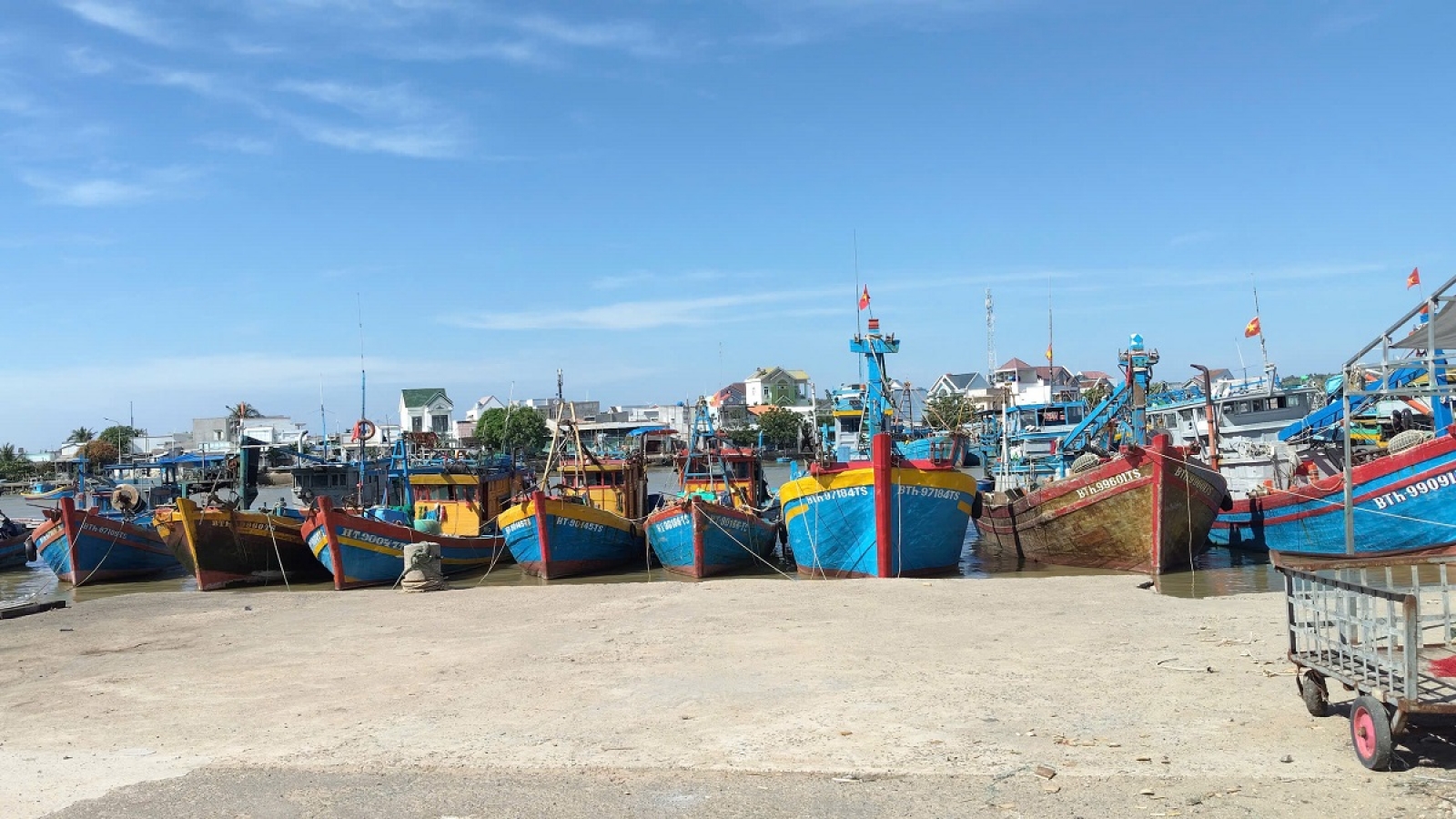 Tìm thấy một người mất tích trong vụ tàu cá va chạm với xuồng chèo