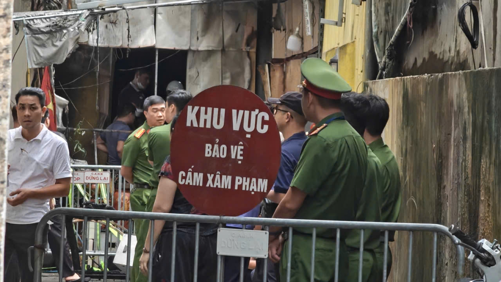 Nhân chứng kể khoảnh khắc bắc thang cứu 2 mẹ con trong vụ cháy ở Tây Hồ, Hà Nội
