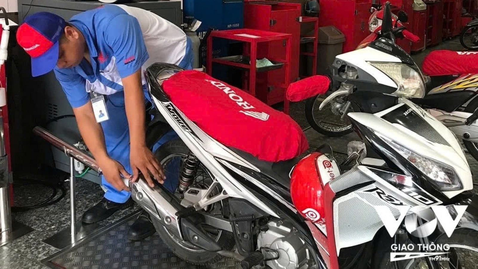Kiểm định khí thải xe máy: Quản lý giá thế nào để tránh lạm thu?