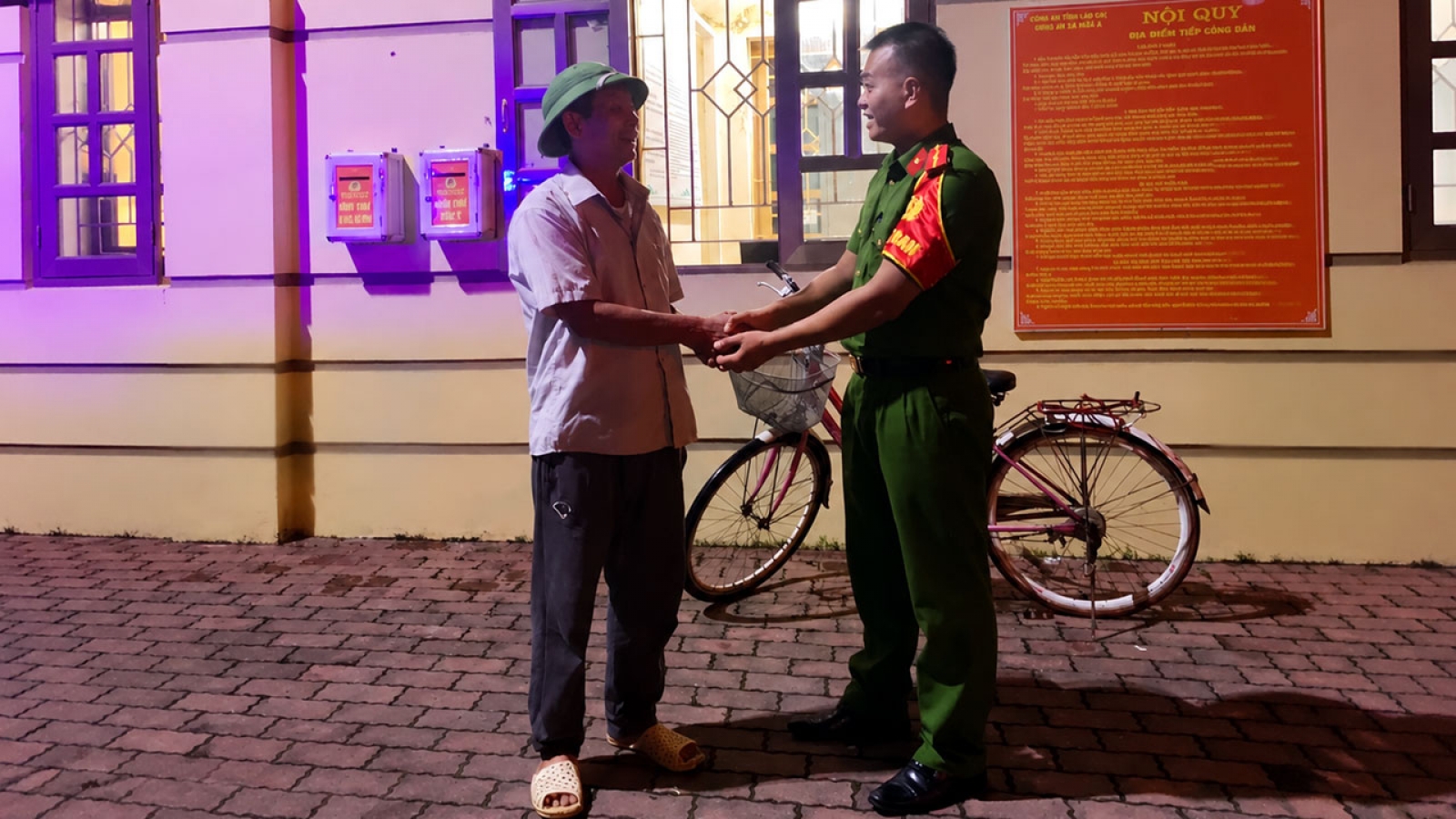 Công an Lào Cai kịp thời đưa cụ ông lạc đường gần 100 km về với gia đình