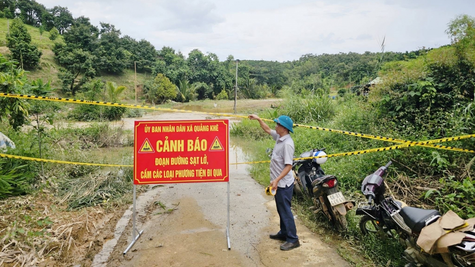 Mưa lũ, sạt lở diễn biến phức tạp, nhiều khu dân cư bị chia cắt tại Lâm Đồng